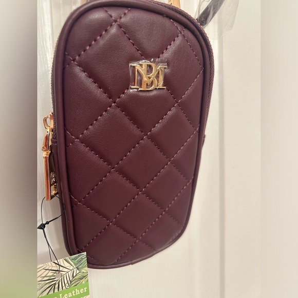 ⭐️ NWT Badgley Mischka Crossbody Oval Quilted Phone Case ⭐️ - Picture 3 of 8